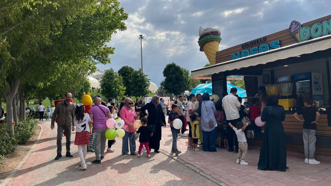 Selçuklu’da karne sevinci şenliğe dönüştü! Yüzlerce çocuk akın etti 18